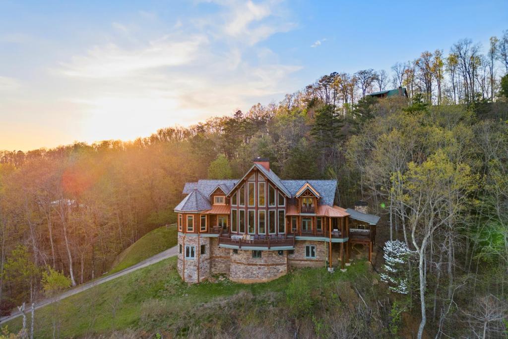 eine Luftaufnahme eines Hauses auf einem Hügel in der Unterkunft Rustic Luxury in Morganton