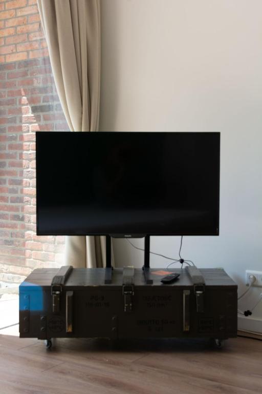 TV a/nebo společenská místnost v ubytování Eco lodge Utrecht Leidsche Rijn