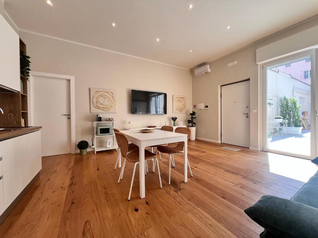 a kitchen and living room with a table and chairs at Relax House CityCenter in Pescara