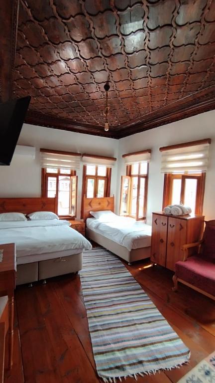 Postel nebo postele na pokoji v ubytování Tarihi Taşkıran Otel