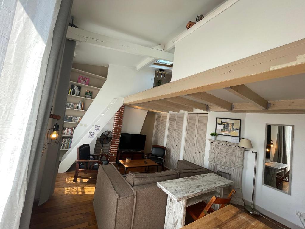 un salon avec un canapé et une table dans l'établissement Superbe mini-duplex, à Paris