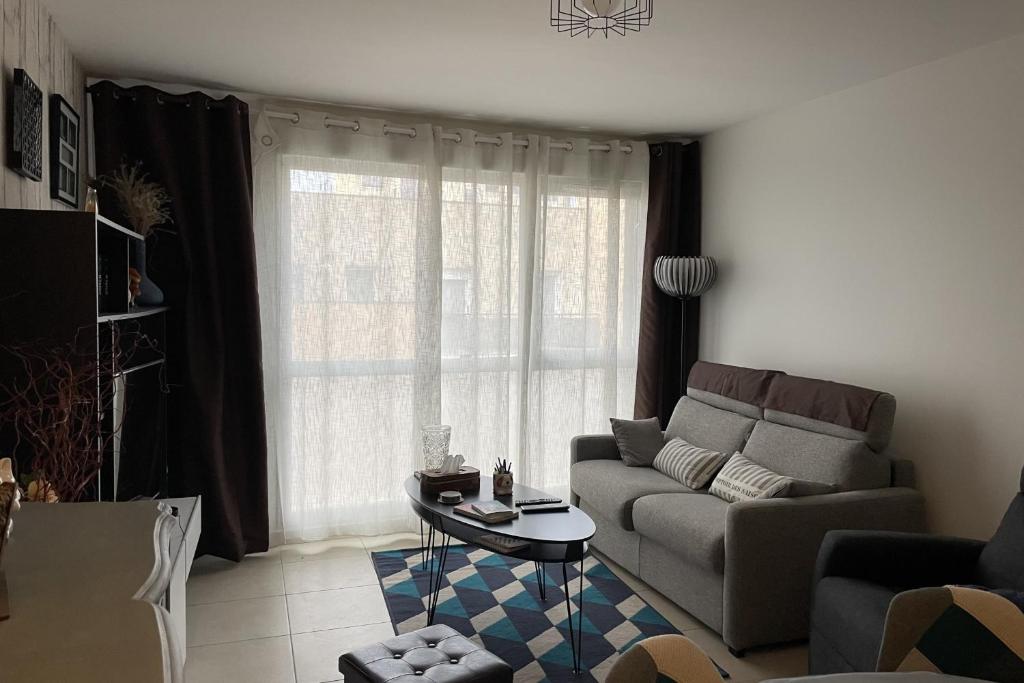 O zonă de relaxare la T2 with balcony near city center
