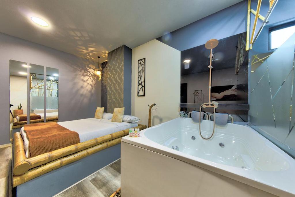 Postel nebo postele na pokoji v ubytování Hotel Zensual