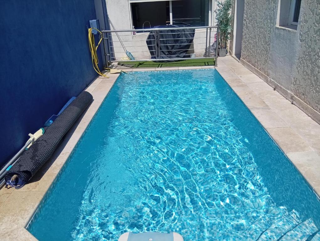 Basen w obiekcie Appart Piscine Privée 80M2 7mn vélodrome et Métro lub w pobliżu