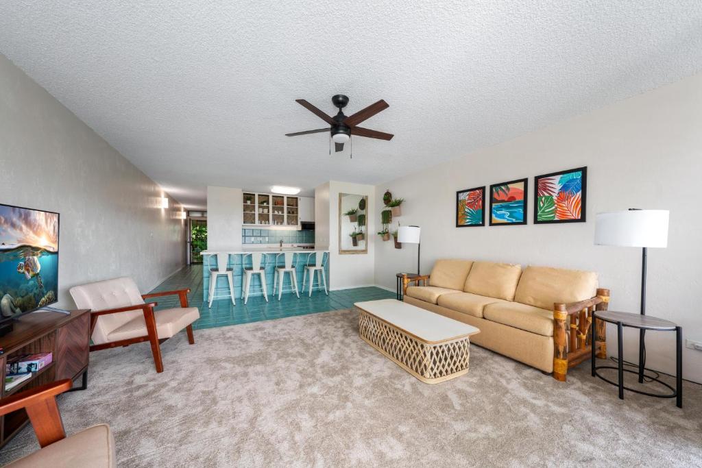 Χώρος καθιστικού στο Big Island Kalanikai 307 by Coldwell Banker Island Vacations