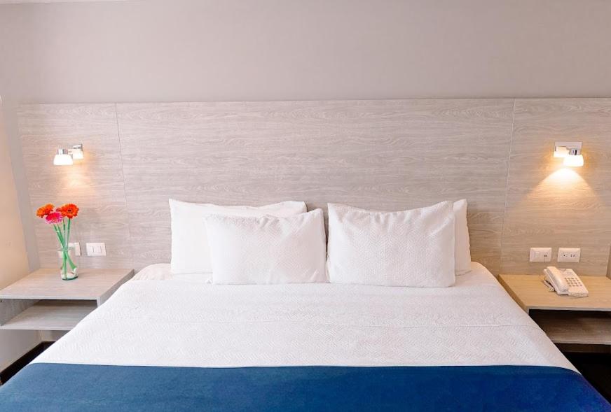 Postel nebo postele na pokoji v ubytování Kasa Hotel & Suites