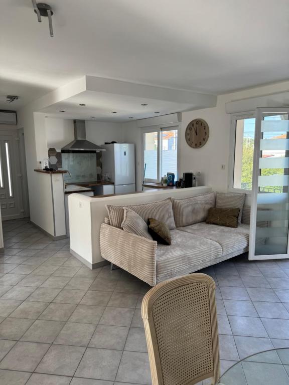 un salon avec un canapé et une cuisine dans l'établissement Casa Bella, à Agde