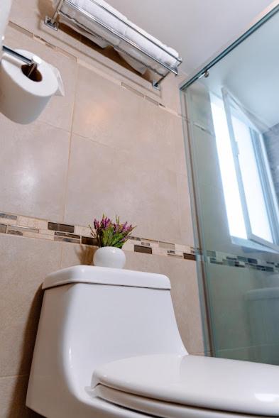 Koupelna v ubytování Kasa Hotel & Suites