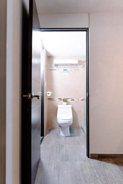 Koupelna v ubytování Kasa Hotel & Suites