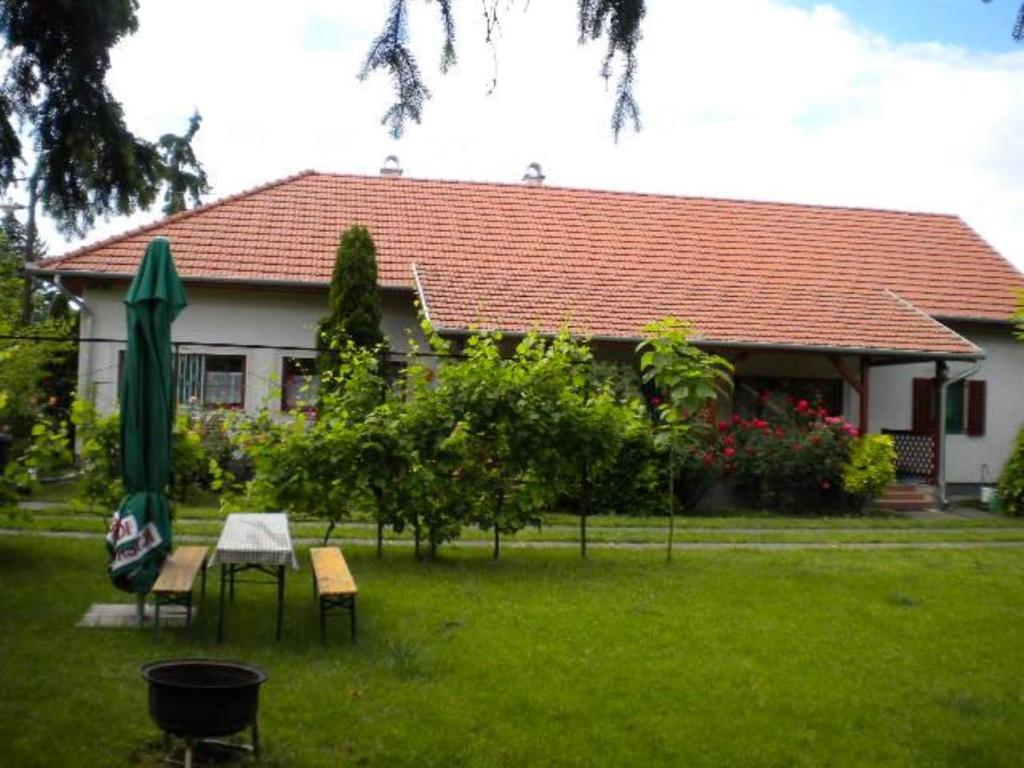 Κήπος έξω από το Rózsakert Apartman