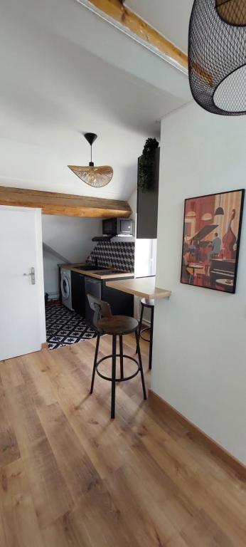 une pièce avec un bureau et une chaise dans une pièce dans l'établissement Alpine Stay Studio mansardé Chorrier Berriat Clinique Mutualiste, à Grenoble