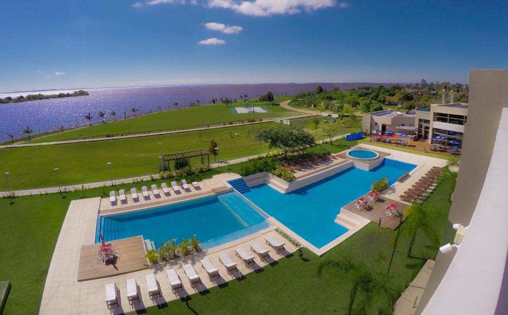 una vista aérea de una piscina con sillas y agua en Arena Resort en Federación