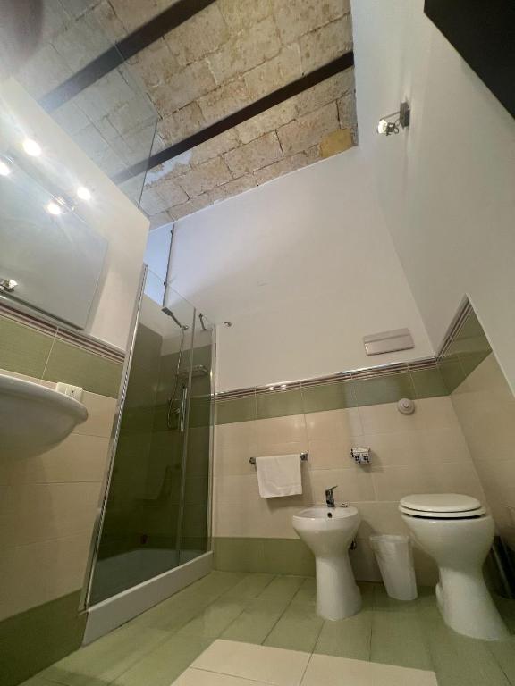e bagno con servizi igienici, doccia e lavandino. di Central Station a Palermo