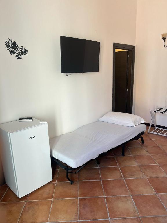 Camera con letto e TV a parete di Central Station a Palermo