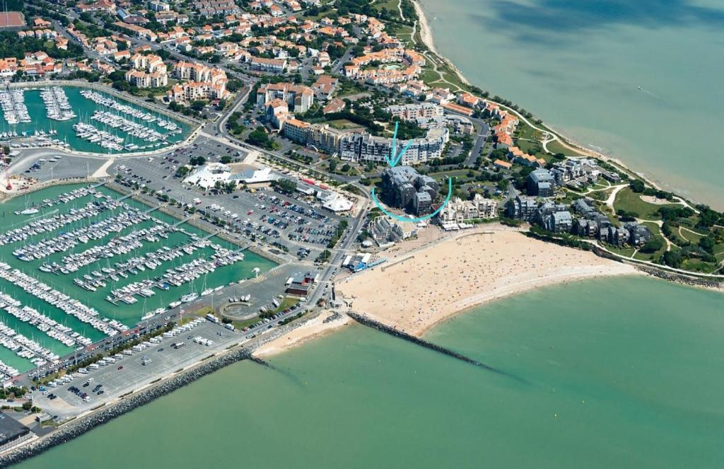 - une vue aérienne sur le port et la plage dans l'établissement Appartement La Rochelle accès plage avec vue, à La Rochelle