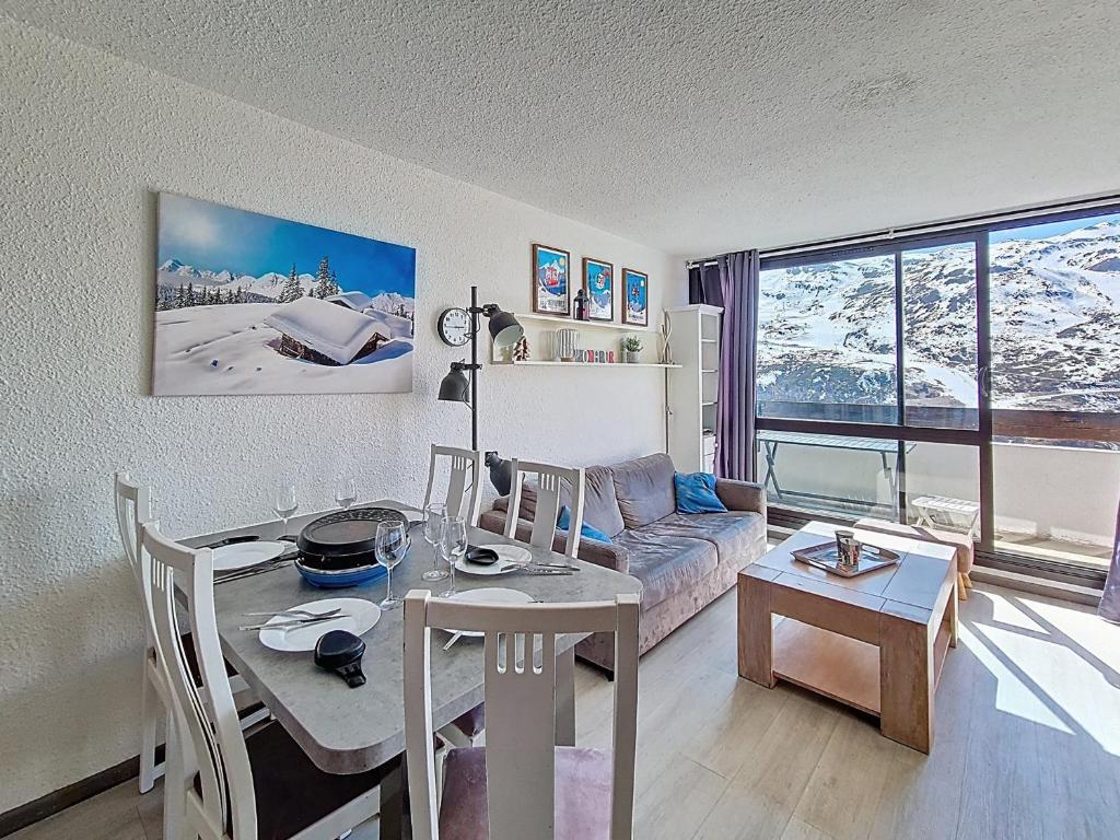 un salon avec une table et un canapé dans l'établissement Appartement spacieux aux Menuires, 3 pièces, 8 pers, balcon Sud/Ouest, ascenseur - FR-1-344-1170, aux Menuires