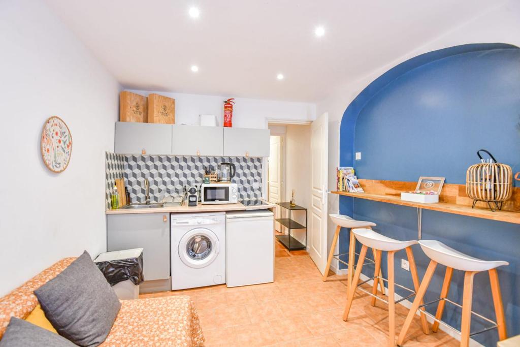 une cuisine et un salon avec laveuse et sécheuse dans l'établissement Le Panier - Appart proche Vieux-Port, à Marseille