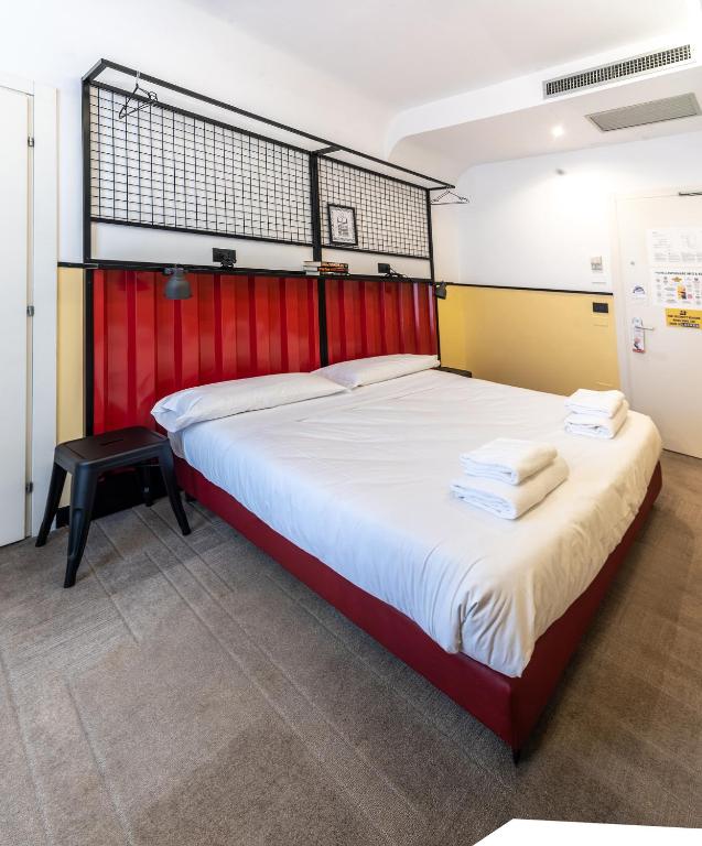 Postel nebo postele na pokoji v ubytování YellowSquare Rome