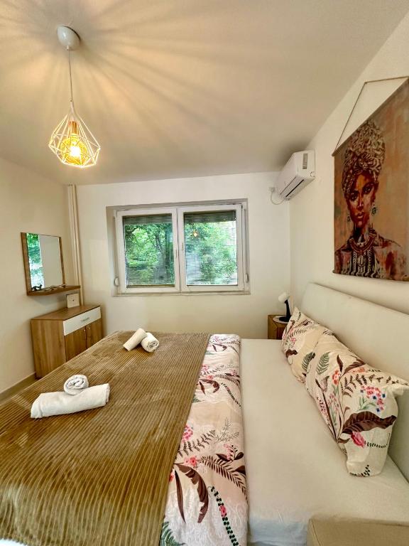 una camera da letto con un letto grande con asciugamani sopra di Li-Sa a Skopje