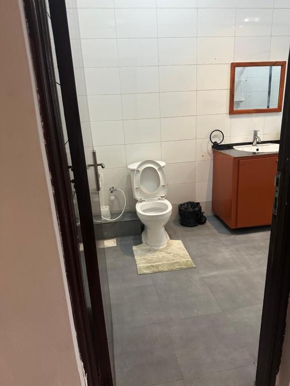 Uma casa de banho em 3-Bedroom Duplex Apt