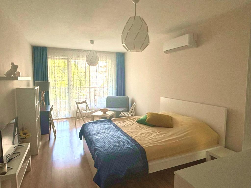 una camera da letto con un letto e un soggiorno di Apartment Dubrovnik a Varna