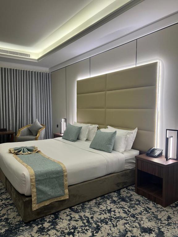 Postel nebo postele na pokoji v ubytování Dimond Vision Hotel