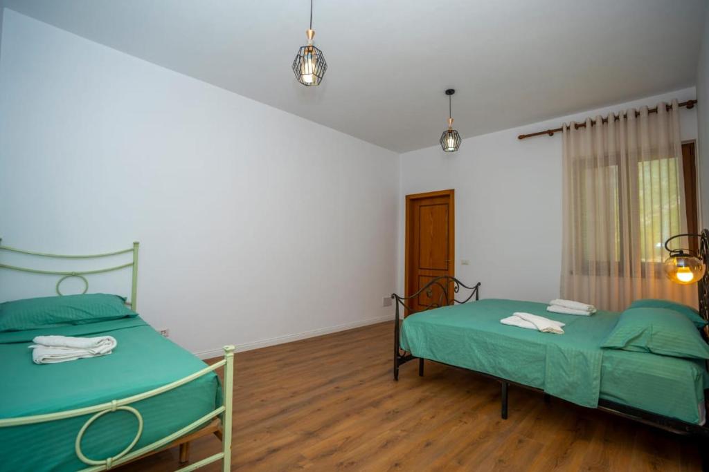 Postel nebo postele na pokoji v ubytování Guesthouse Véni i Gjyshit