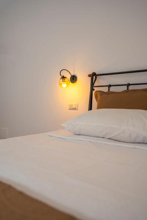 Postel nebo postele na pokoji v ubytování Guesthouse Véni i Gjyshit