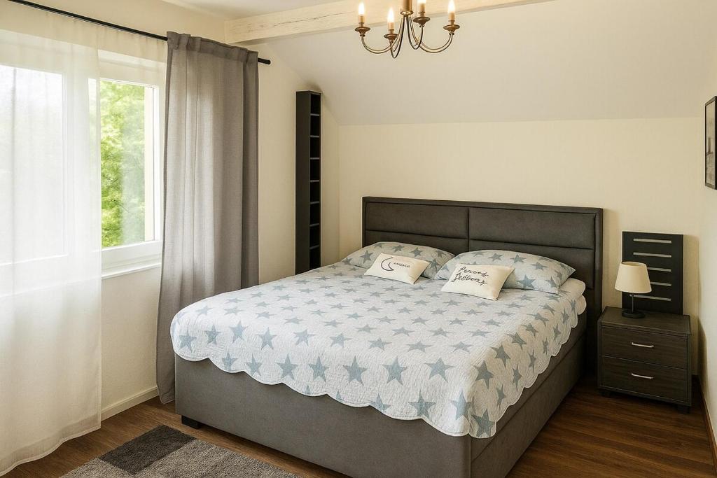 Postel nebo postele na pokoji v ubytování SpiezStationLoft
