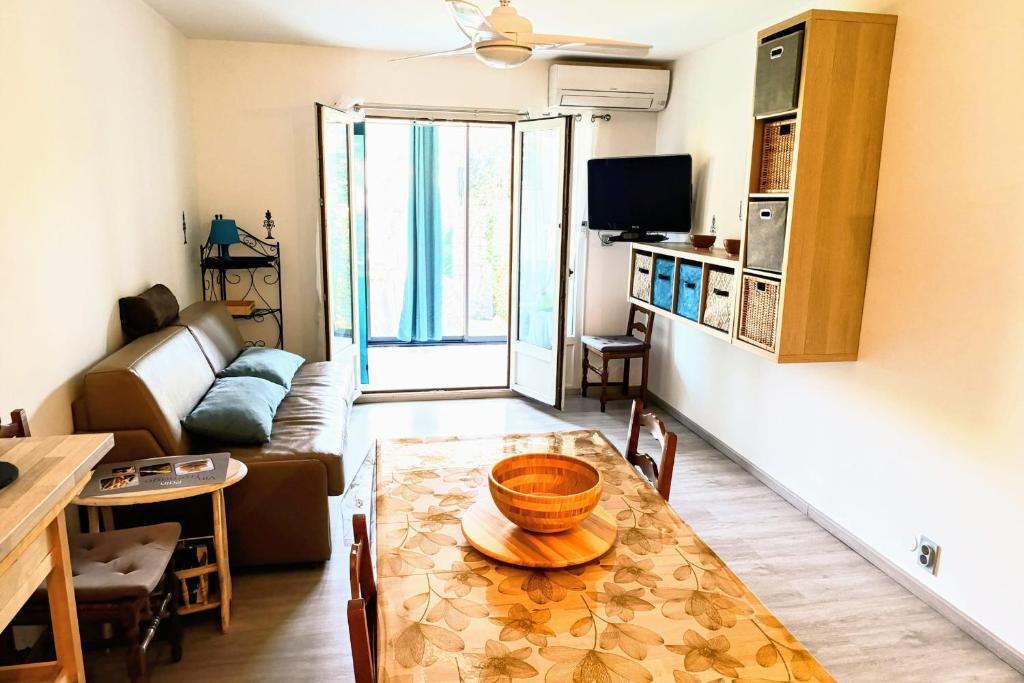 un salon avec une table et un canapé dans l'établissement Well equipped studio with terrace Sanary-sur-Mer, à Sanary-sur-Mer