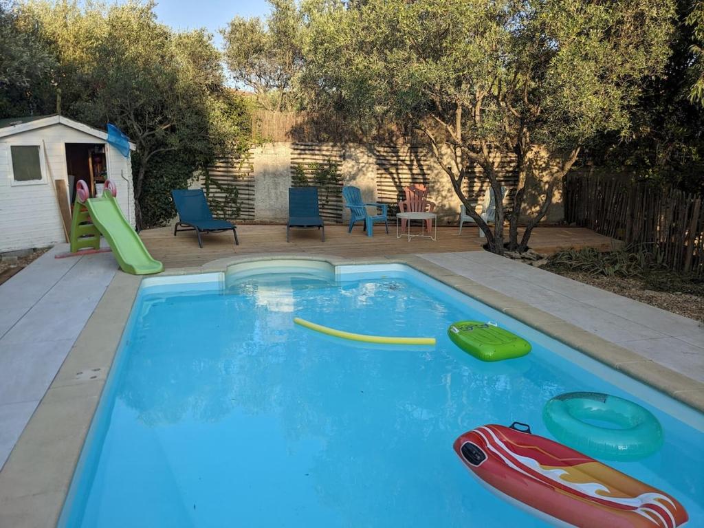 une piscine avec un bateau jouet et un frisbee dans l'établissement Spacieuse villa avec piscine et climatisation, à Caveirac