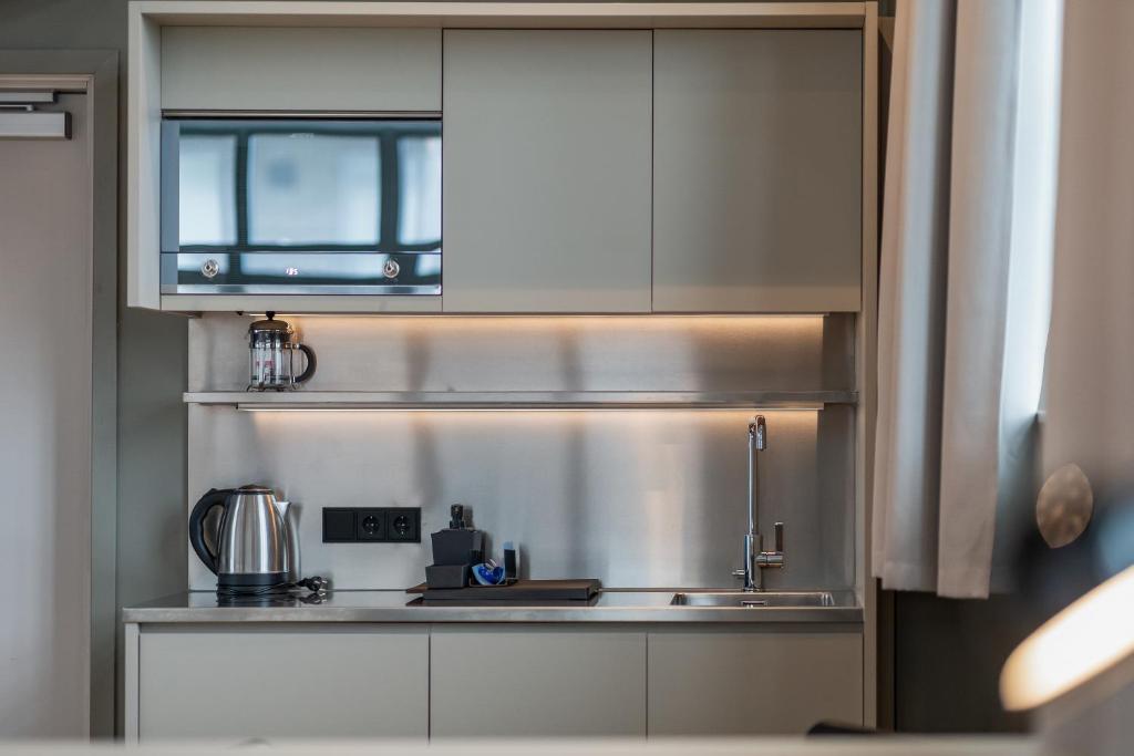 Η κουζίνα ή μικρή κουζίνα στο Unity Hammarby Sjöstad - A Studio Hotel
