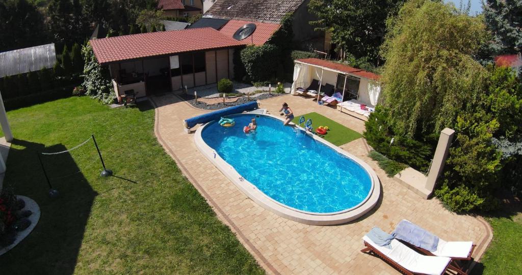 an overhead view of a swimming pool in a yard at Aven'a pokoje gościnne z basenem in Darłowo