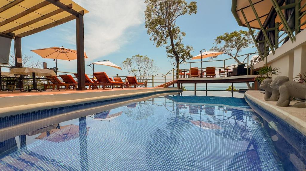 Bazén v ubytování Issimo Suites (Adults Only) nebo v jeho okolí