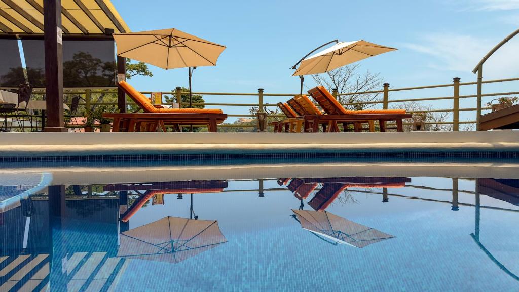 Bazén v ubytování Issimo Suites (Adults Only) nebo v jeho okolí
