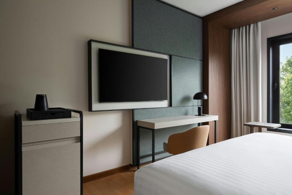 TV a/nebo společenská místnost v ubytování Milan Marriott Hotel