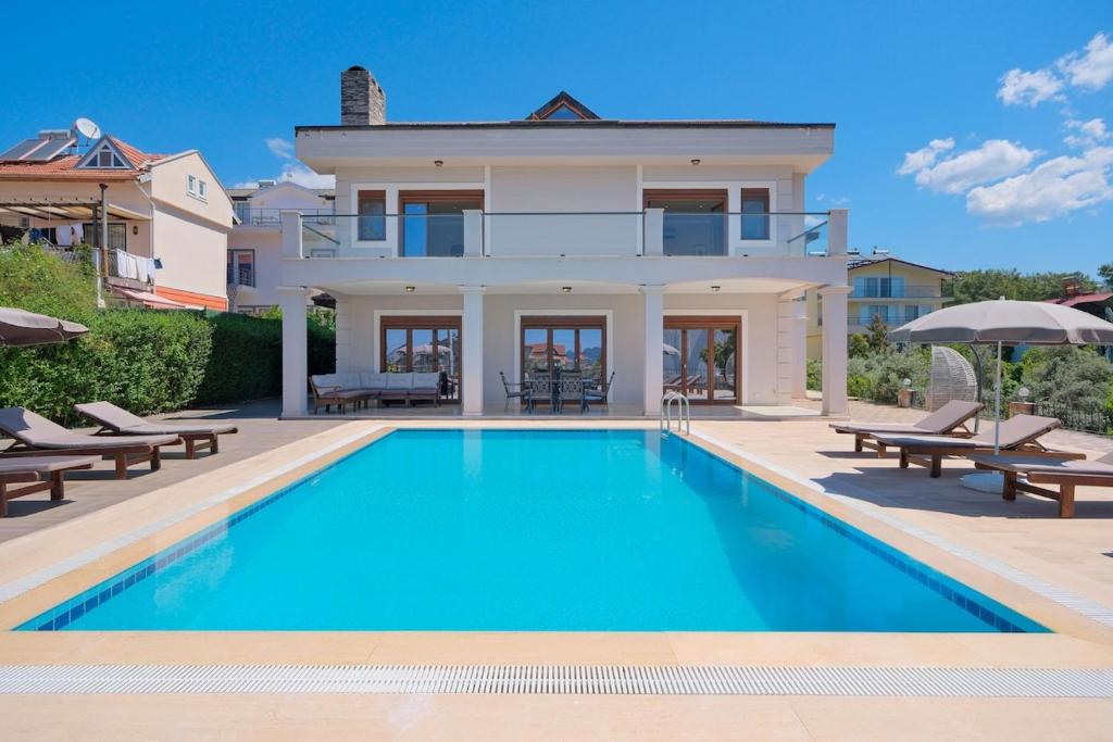 Πισίνα στο ή κοντά στο Large and Lovely Private Villa