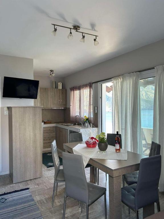 TV a/nebo společenská místnost v ubytování MOUSELIS APARTMENTS