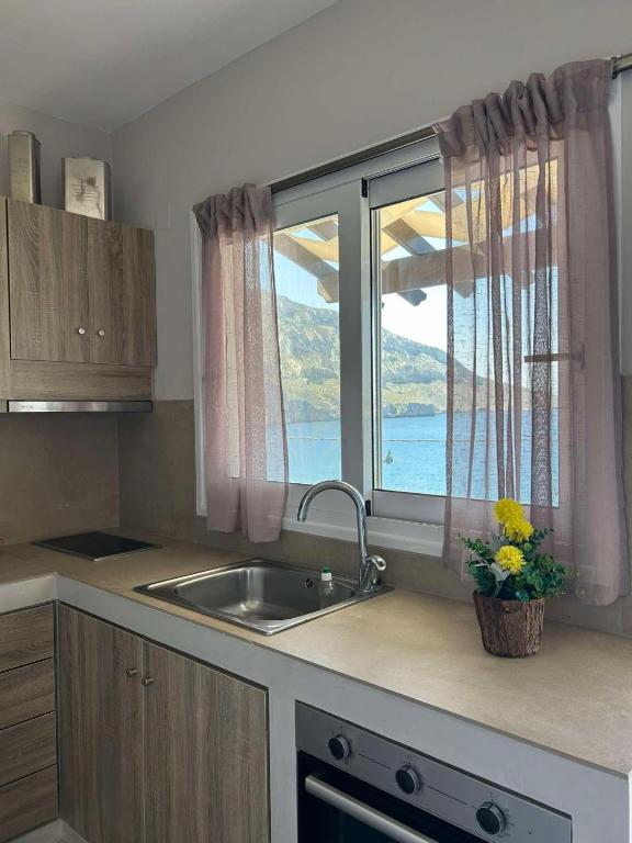 Kuchyň nebo kuchyňský kout v ubytování MOUSELIS APARTMENTS