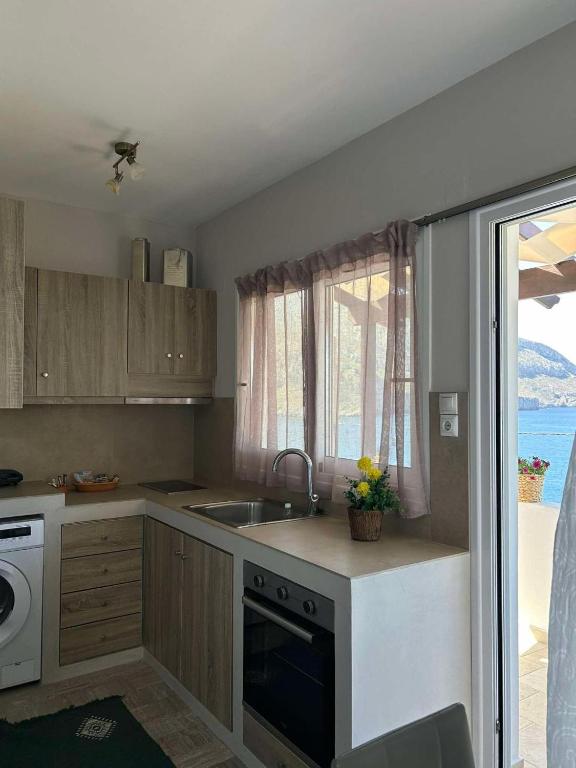 Kuchyň nebo kuchyňský kout v ubytování MOUSELIS APARTMENTS