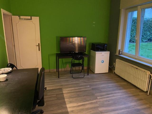 TV a/nebo společenská místnost v ubytování Pour professionnel en déplacement