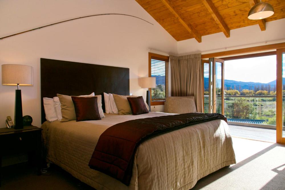 Кровать или кровати в номере Tongariro Lodge