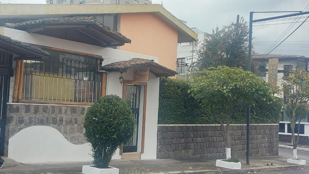 een huis met een boom ervoor bij OtavaloHuasi2 Quito in Quito