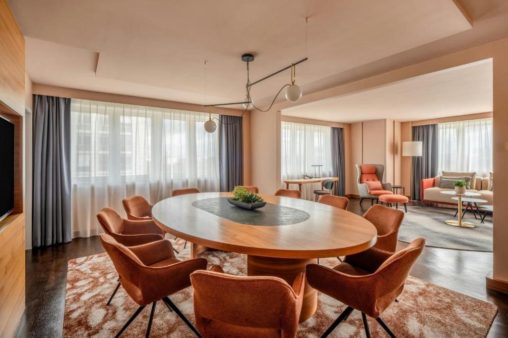 Posezení v ubytování Vienna Marriott Hotel