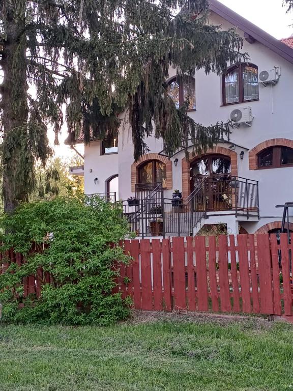 Zahrada ubytování Gościniec Twoje Mazury nad jeziorem Śniardwy tuż obok plaży