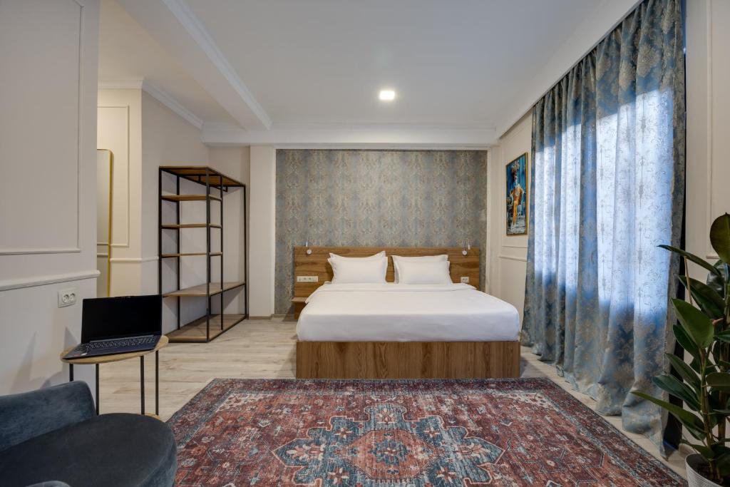 Postel nebo postele na pokoji v ubytování Regraph Hotel