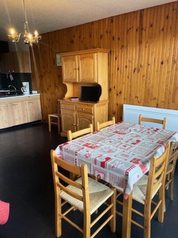 une salle à manger avec une table et des chaises et une cuisine dans l'établissement Résidence Queyrelet Ii - 2 pièces cabine 6 personnes MAE-2816, à Orcières