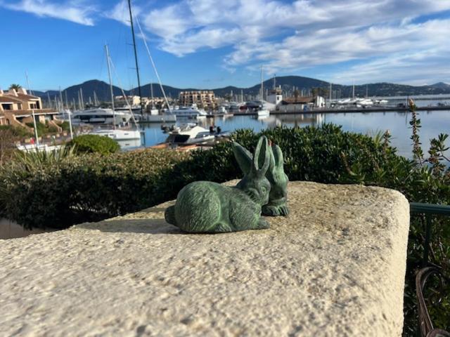 une statue d'un lapin assis sur un rocher près d'un port dans l'établissement Chez Sophie et Vincent, à Cogolin