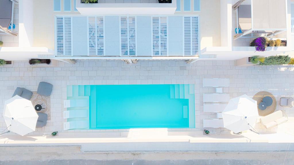 Bazén v ubytování Kalinifta Rooms Luxury Style nebo v jeho okolí