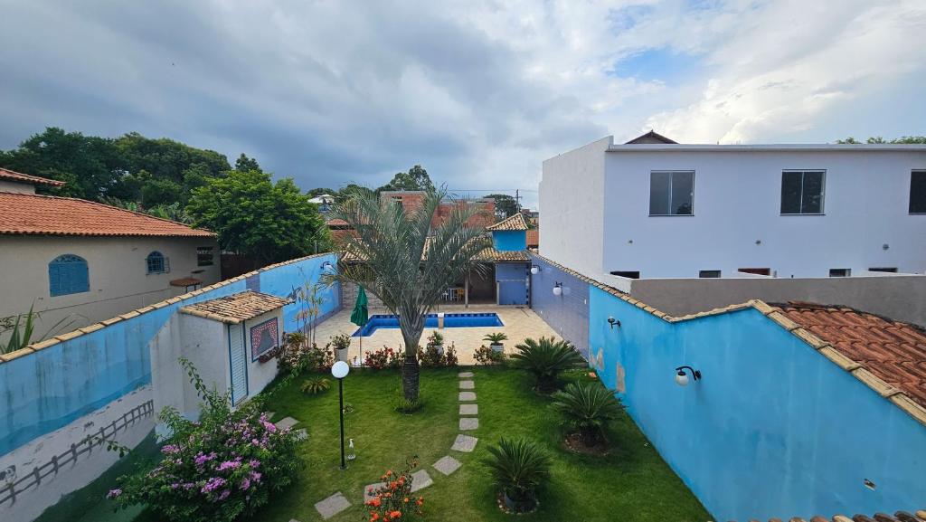 an external view of a house with a blue fence at Gran casa, Chalet, con Piscina en Búzios in Buzios
